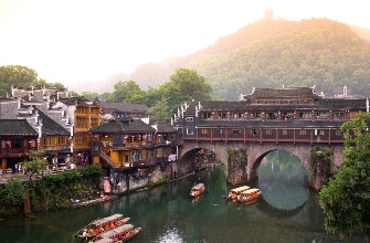 Phượng Hoàng Cổ Trấn từ Đà Nẵng